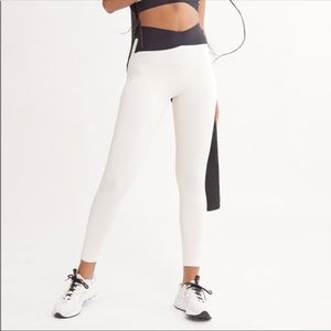 Le Ore Crossover Legging in Canvas/Black, Size S